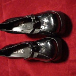 Platform shoes with star cut out